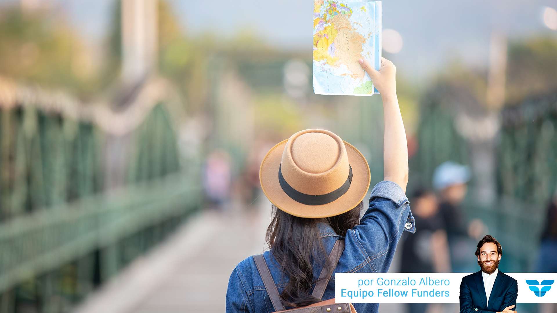 mujer sujetando un mapa